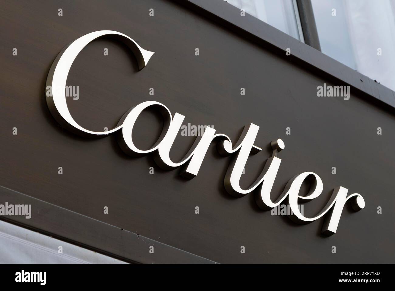 Primo piano, logo del marchio francese di moda di lusso Cartier per gioielli e orologi in una boutique nella via dello shopping Neuer Wall, Amburgo, Germania Foto Stock
