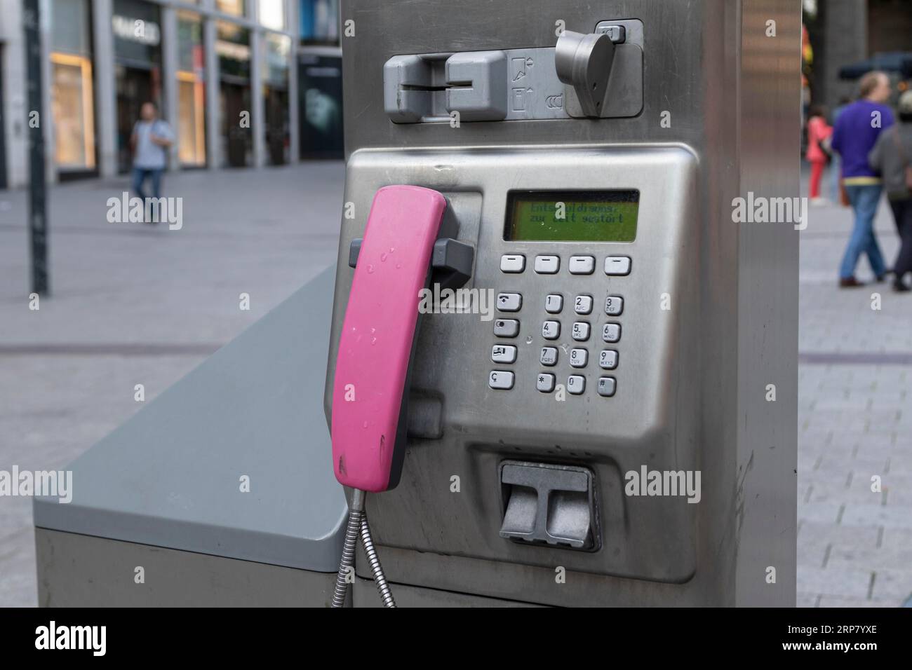 Comunicazione di immagini simboliche, primo piano, cabina telefonica Telekom, fuori servizio nel centro della città di Amburgo, Germania Foto Stock
