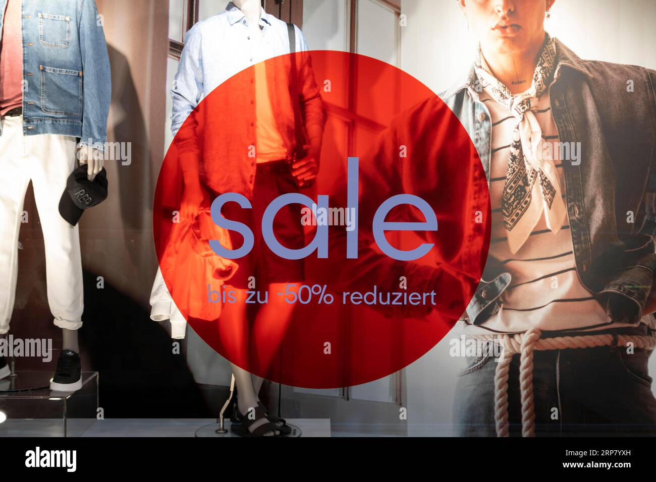 Immagine simbolica, vetrina con scritta di vendita per la vendita estiva in un negozio di abbigliamento maschile in una strada dello shopping ad Amburgo, Germania Foto Stock