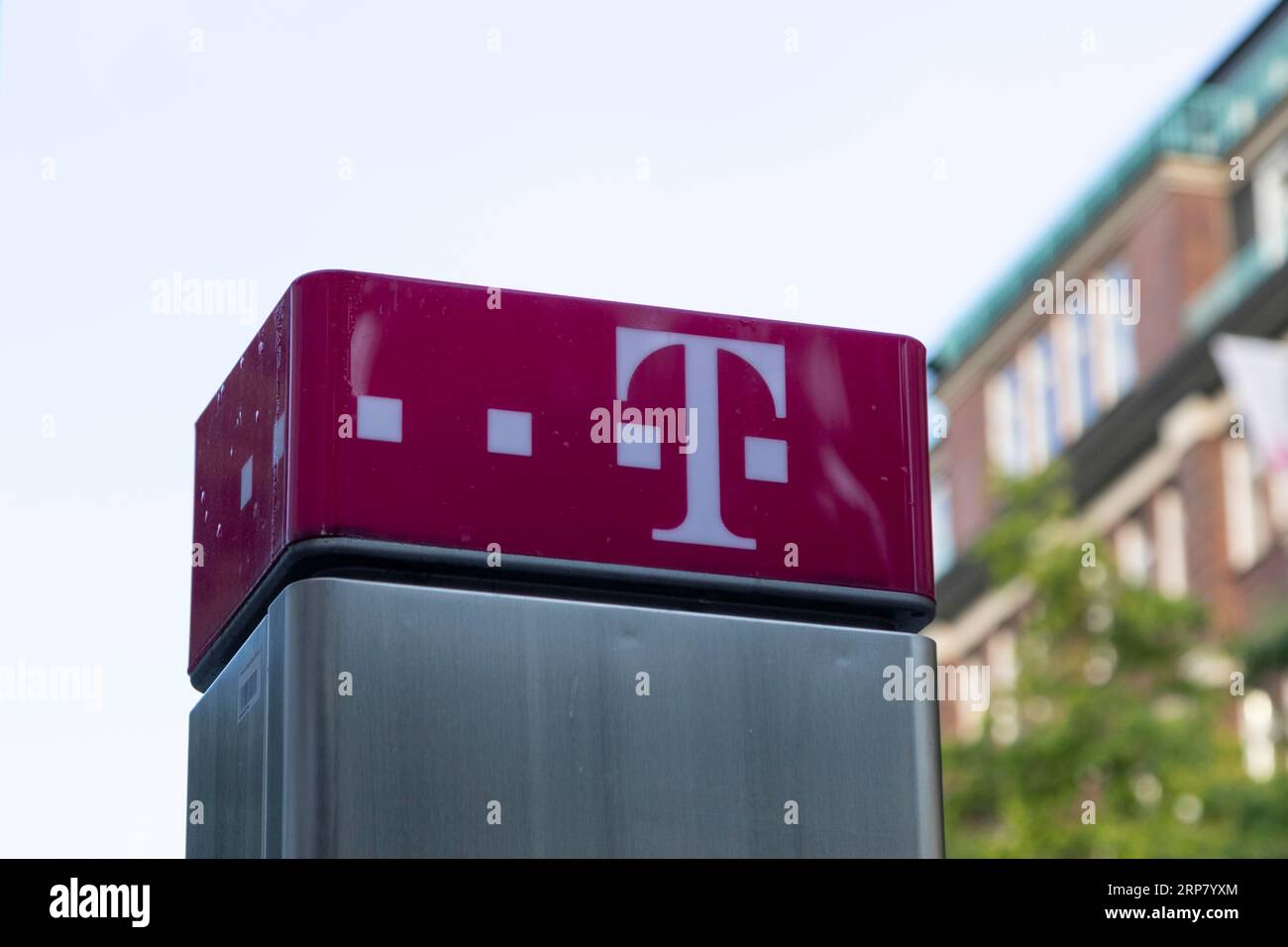 Immagine simbolica comunicazione, primo piano, logo di Telekom su una cabina telefonica nel centro di Amburgo, Germania Foto Stock