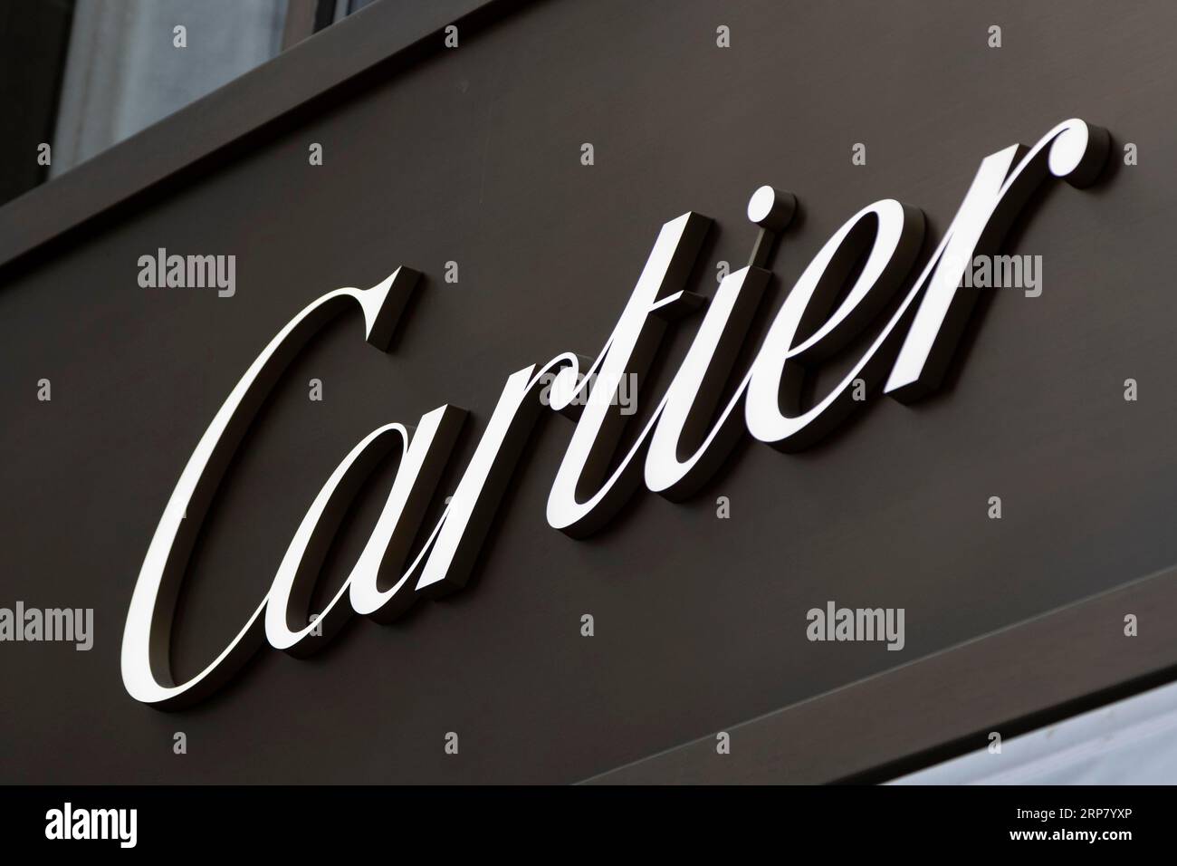 Primo piano, logo del marchio francese di moda di lusso Cartier per gioielli e orologi in una boutique nella via dello shopping Neuer Wall, Amburgo, Germania Foto Stock