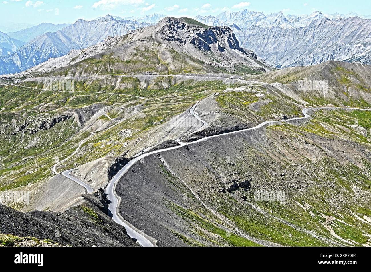 Foto con saturazione dinamica ridotta HDR del passo di montagna strada di montagna strada di montagna strada di montagna passo di strada di montagna vista dal punto di vista Cime de la Bonette On Foto Stock