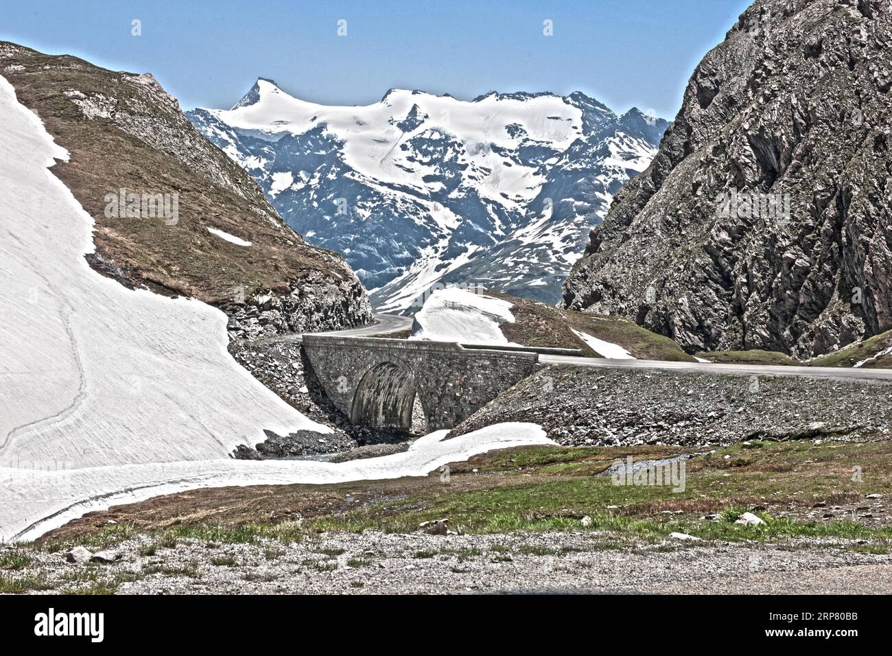 Foto con saturazione dinamica ridotta HDR del ponte ponte ponte di pietra passo di montagna strada di montagna strada di montagna passo di strada di montagna passo di strada di montagna passo col de l'Iseran Foto Stock