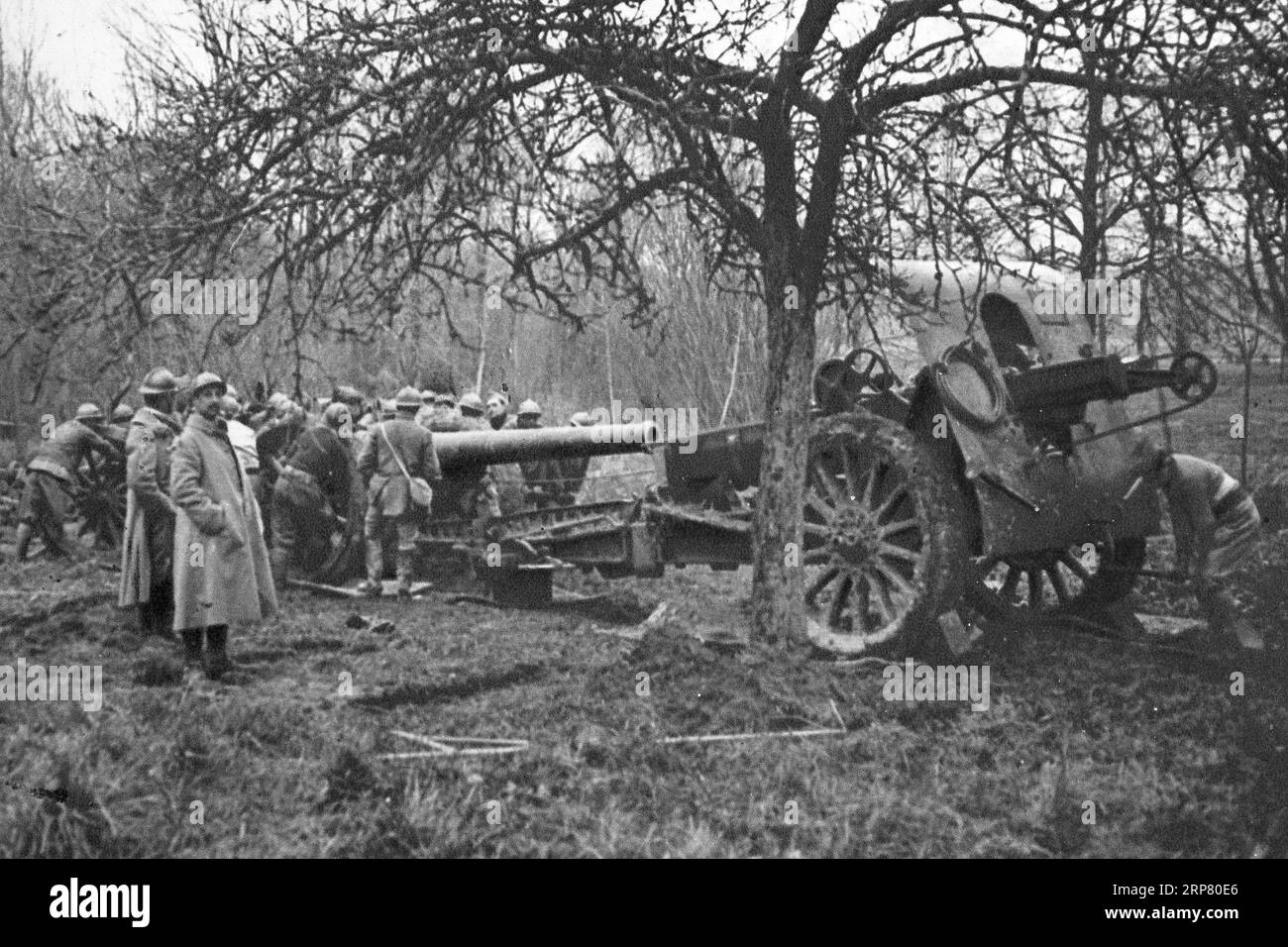 Preparazione di una batteria da 155, 1917, Francia Foto Stock