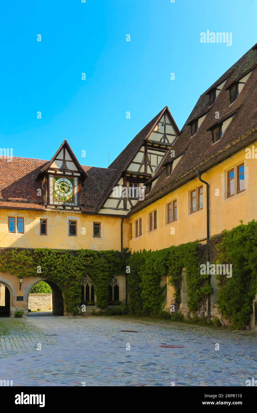 Palazzo Bebenhausen, cortile del palazzo, orologio rinascimentale sopra il passaggio est, portale est, edificio storico, architettura, ex casa dell'abate Foto Stock