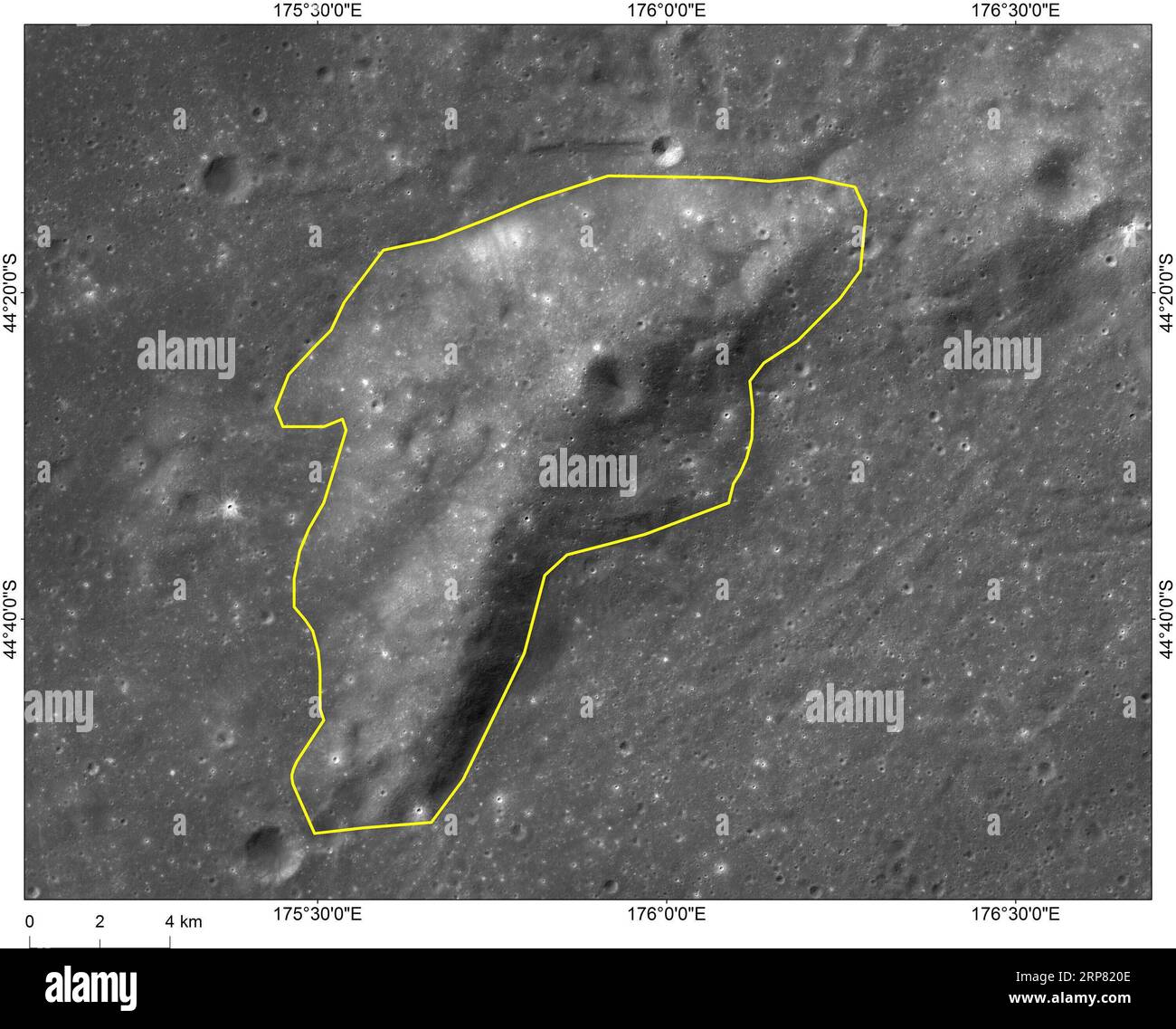(190215) -- PECHINO, 15 febbraio 2019 (Xinhua) -- la foto fornita dalla China National Space Administration (CNSA) mostra l'immagine di Mons Tai, una collina vicino a Statio Tianhe , il sito di atterraggio della sonda lunare cinese Chang e-4. Il sito di atterraggio della sonda lunare cinese Chang e-4 è stato chiamato Statio Tianhe dopo che la navicella spaziale ha effettuato il primo atterraggio morbido sul lato lontano della luna il mese scorso. Insieme a tre crateri da impatto vicini e una collina, il nome è stato approvato dall'Unione Astronomica Internazionale (IAU), Liu Jizhong, direttore del China Lunar Exploration and Space Engineering Center Foto Stock