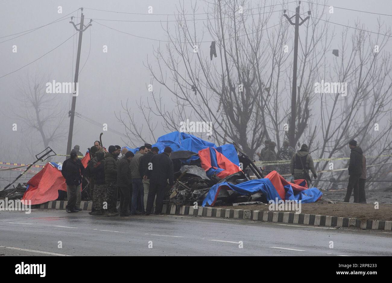 (190215) -- SRINAGAR, 15 febbraio 2019 -- le squadre di sicurezza e forensi ispezionano il relitto di veicoli nel sito di un attacco suicida su un'autostrada nazionale vicino al villaggio di Lethpora nel distretto di Pulwama, circa 27 km a sud della città di Srinagar, la capitale estiva del Kashmir controllato dagli indiani, 15 febbraio 2019. Il bilancio delle vittime di un attacco suicida che ha colpito truppe paramilitari appartenenti alla Central Reserve Police Force (CRPF) nel restive Kashmir controllato dagli indiani giovedì è salito a 40, hanno detto i funzionari. ) KASHMIR-SRINAGAR-ATTACCO-NUMERO DI MORTI JavedxDar PUBLICATIONxNOTxINxCHN Foto Stock