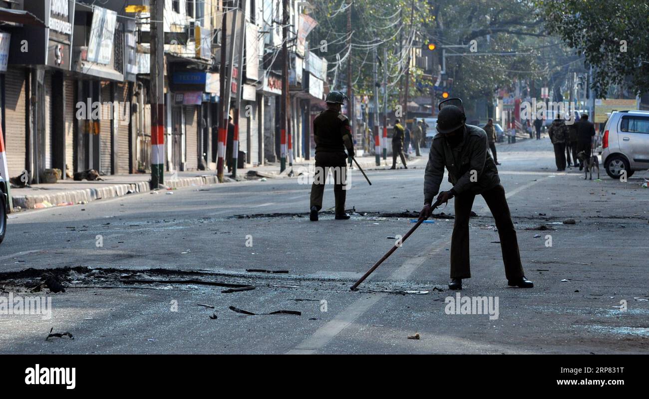 (190216) -- JAMMU, 16 febbraio 2019 -- i poliziotti ripuliscono i detriti di pneumatici bruciati dai manifestanti durante un coprifuoco a Jammu, la capitale invernale del Kashmir controllato dagli indiani, 16 febbraio 2019. Le autorità venerdì hanno imposto il coprifuoco nella città di Jammu, dopo che la violenza è scoppiata durante una protesta contro un attacco a un convoglio nella regione di riposo giovedì. ) KASHMIR-JAMMU-UNREST Stringer PUBLICATIONxNOTxINxCHN Foto Stock