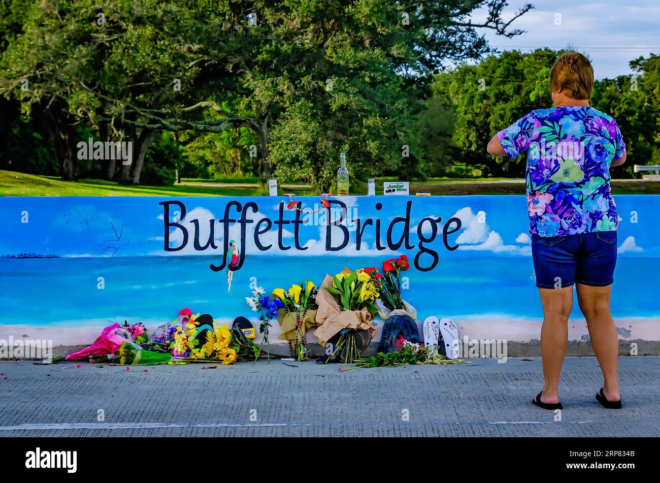 Una fan di Jimmy Buffett scatta foto con il suo cellulare al Buffett Bridge, 2 settembre 2023, a Pascagoula, Mississippi. Buffett morì il 1 settembre 2023. Foto Stock