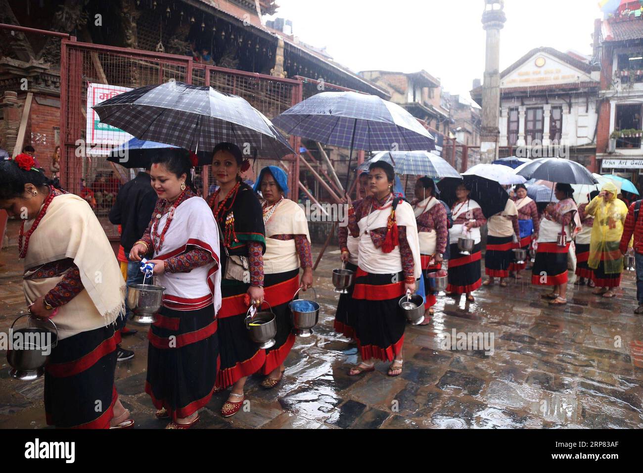 (190216) -- LALITPUR, 16 febbraio 2019 -- le donne della comunità Newar partecipano alla celebrazione della Bhimsen Puja a Patan Durbar Square a Lalitpur, Nepal, 16 febbraio 2019. Ragazze e donne che indossano abiti tradizionali hanno visitato vari santuari e templi di Lord Bhimsen portando offerte durante la celebrazione della Puja di Bhimsen. NEPAL-LALITPUR-BHIMSEN PUJA sunilxsharma PUBLICATIONxNOTxINxCHN Foto Stock