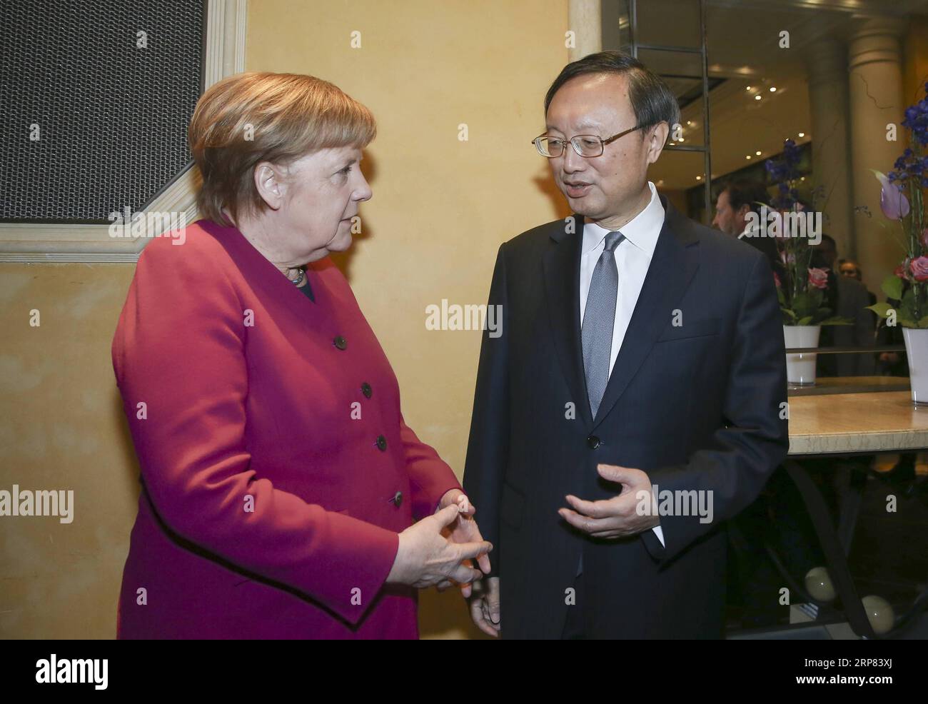 (190217) -- MONACO DI BAVIERA, 17 febbraio 2019 (Xinhua) -- il cancelliere tedesco Angela Merkel (L) incontra Yang Jiechi, membro dell'Ufficio politico del Comitato centrale del Partito Comunista Cinese (PCC) e direttore dell'Ufficio della Commissione affari esteri del Comitato centrale del PCC, durante la 55a Conferenza sulla sicurezza di Monaco (MSC) a Monaco, in Germania, 16 febbraio 2019. (Xinhua/Ye Pingfan) GERMANIA-MONACO-MSC-MERKEL-YANG JIECHI-MEETING PUBLICATIONxNOTxINxCHN Foto Stock