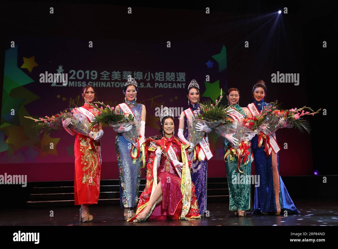 (190217) -- SAN FRANCISCO, 17 febbraio 2019 (Xinhua) -- i vincitori dei premi posano per una foto di gruppo durante la finale del concorso Miss Chinatown U.S.A. 2019 a San Francisco, Stati Uniti, 16 febbraio 2019. Un totale di 12 concorrenti hanno partecipato al concorso finale organizzato dalla camera di commercio cinese di San Francisco. (Xinhua/Liu Yilin) U.S.-SAN FRANCISCO-MISS CHINATOWN U.S.A. CONCORSO -FINAL PUBLICATIONxNOTxINxCHN Foto Stock