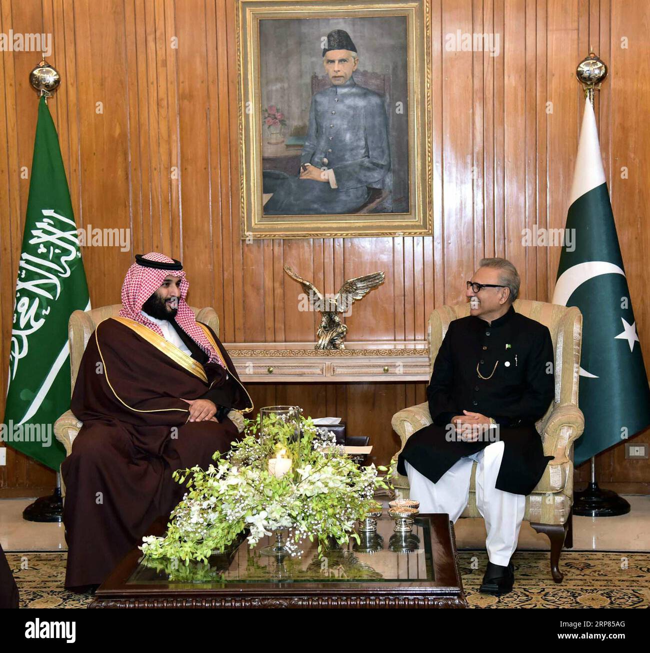 (190218) -- ISLAMABAD, 18 febbraio 2019 -- foto rilasciata dal Pakistani Press Information Department () mostra il presidente pakistano Arif Alvi(R) incontro con il principe ereditario dell'Arabia Saudita Mohammed bin Salman al Sa'ud a Islamabad, capitale del Pakistan, 18 febbraio 2019. Il principe ereditario dell'Arabia Saudita Mohammed bin Salman al Sa'ud è arrivato in Pakistan domenica in una visita ufficiale di due giorni su questioni bilaterali e regionali, con particolare attenzione agli investimenti e alla cooperazione economica. ) PAKISTAN-ISLAMABAD-SAUDI CROWN PRINCE-VISIT PID PUBLICATIONXNOTXINXCHN Foto Stock