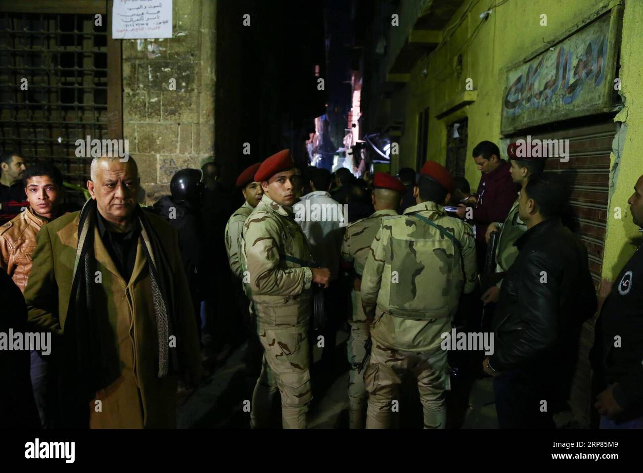 (190219) -- CAIRO, 19 febbraio 2019 -- la gente si riunisce sul luogo di un'esplosione al Cairo, in Egitto, il 19 febbraio 2019. Un terrorista e due poliziotti egiziani sono stati uccisi lunedì in un'esplosione bomba nel vecchio quartiere della capitale egiziana il Cairo, ha detto il ministero degli interni. ) EGITTO-CAIRO-ESPLOSIONE BOMBA AhmedxGomaa PUBLICATIONxNOTxINxCHN Foto Stock