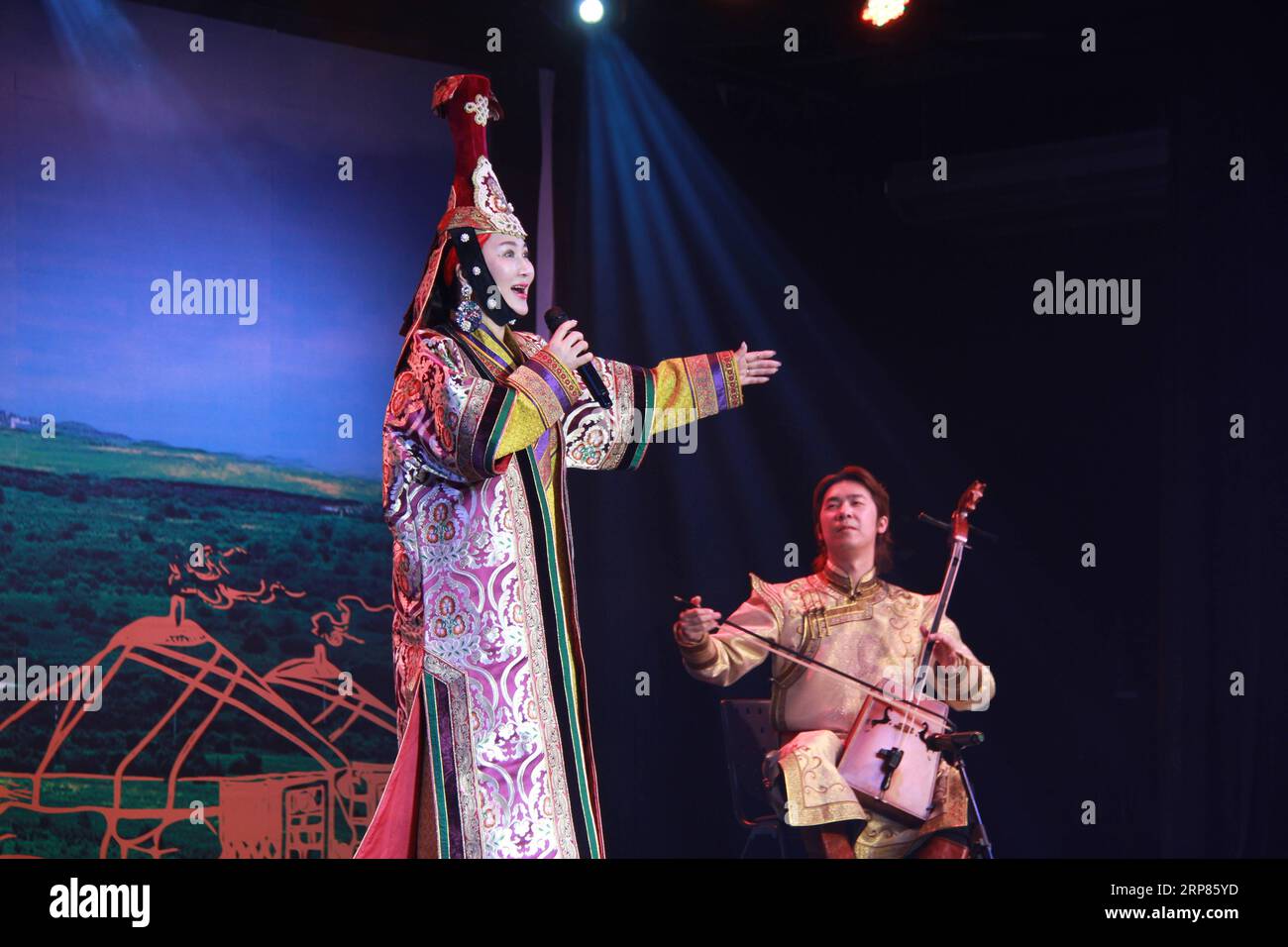 (190219) -- BANGKOK, 19 febbraio 2019 (Xinhua) -- l'artista Han Mouren (R) suona il violino horsehead mentre un altro artista Badema canta una canzone mongola durante una performance della compagnia d'arte cinese Inner Mongolia al China Culture Center di Bangkok, Thailandia, il 18 febbraio 2019. (Xinhua/Yang Zhou) THAILANDIA-BANGKOK-CINA-MONGOLIA INTERNA-PERFORMANCE PUBLICATIONxNOTxINxCHN Foto Stock