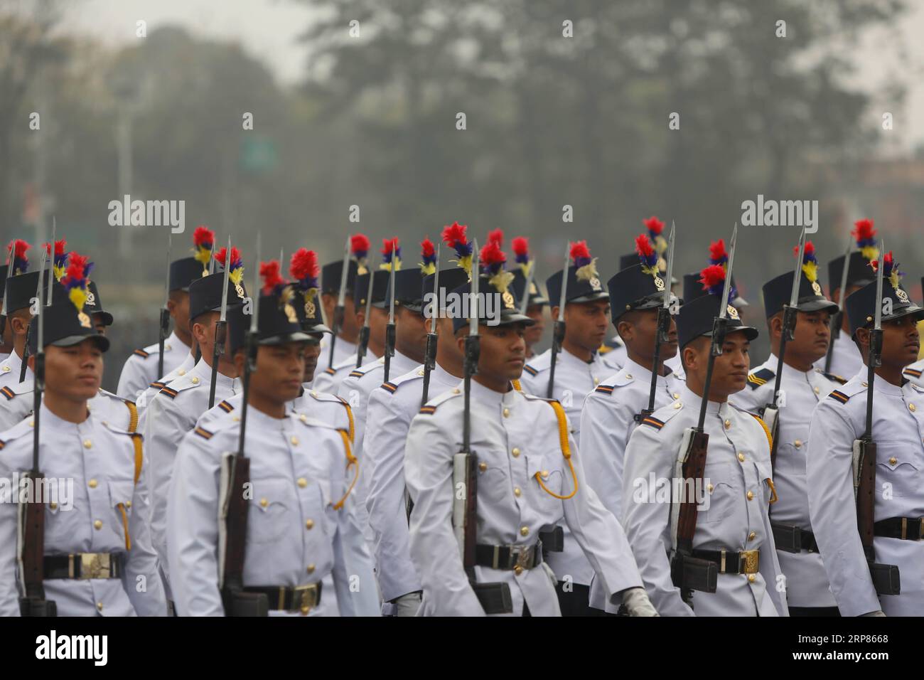 (190219) -- KATHMANDU, 19 febbraio 2019 -- il personale di polizia del Nepal marcia in una parata durante la celebrazione della giornata nazionale della democrazia a Tundikhel a Kathmandu, Nepal, 19 febbraio 2019. Il 69° giorno nazionale della democrazia del Nepal è stato osservato martedì con vari programmi per commemorare il giorno in cui la nazione ha raggiunto la libertà dal regime di Rana. ) NEPAL-KATHMANDU-DEMOCRACY DAY sulavxshrestha PUBLICATIONxNOTxINxCHN Foto Stock