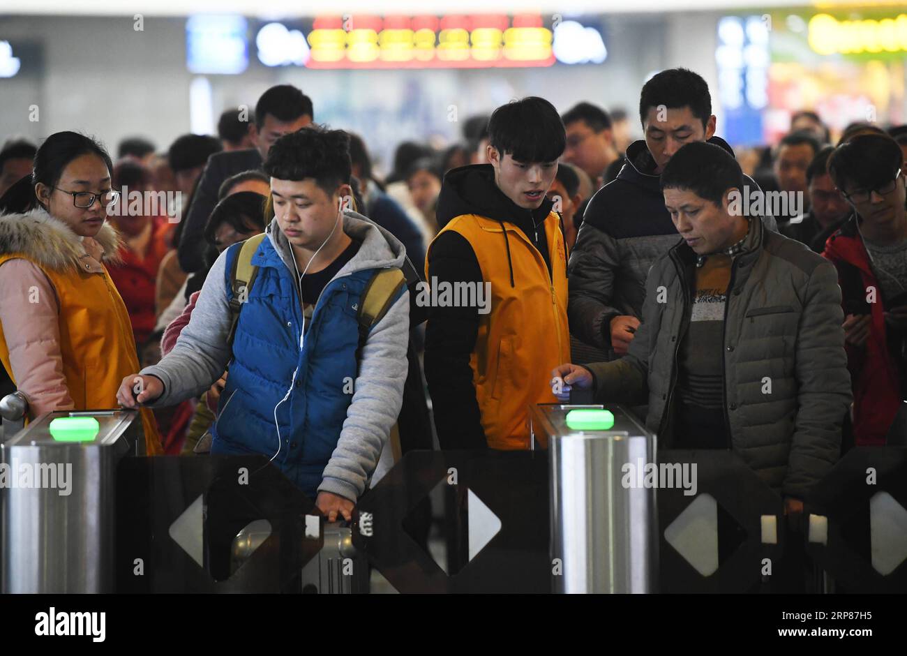 (190220) -- CHONGQING, 20 febbraio 2019 (Xinhua) -- i passeggeri fanno controllare i biglietti alla stazione ferroviaria nord di Chongqing a Chongqing, nel sud-ovest della Cina, 20 febbraio 2019. Le ferrovie cinesi dovrebbero affrontare il picco dei viaggi post-vacanza nei prossimi giorni, quando milioni di viaggiatori tornano nei loro luoghi di lavoro o nelle scuole, mentre la celebrazione del Festival di Primavera è giunta al termine I treni probabilmente trasporteranno 11,04 milioni di passeggeri mercoledì, rispetto ai 8,72 milioni di martedì, sono stati mostrati dati ufficiali. Circa 930 treni in più saranno messi in uso per soddisfare la domanda di viaggio. Centinaia di milioni di Chines Foto Stock