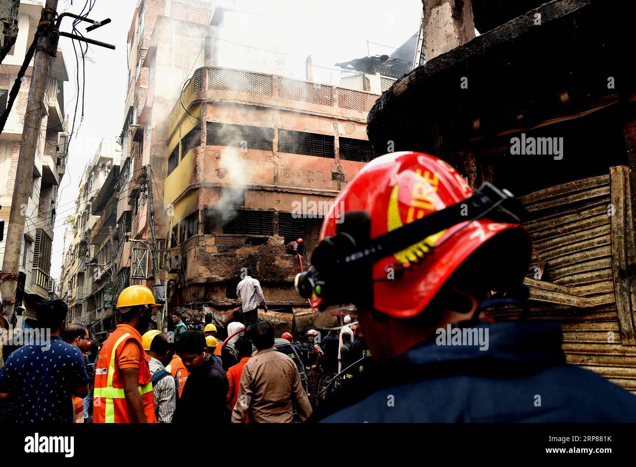 (190221) -- DACCA, 21 febbraio 2019 -- i soccorritori lavorano in un vigili del fuoco a Dacca, capitale del Bangladesh, 21 febbraio 2019. Almeno 81 persone sono state uccise giovedì dopo che un incendio devastante ha distrutto una serie di edifici nella vecchia parte della capitale bengalese Dhaka. Il Commissario della Divisione di Dacca, KM Ali Azam, ha detto a Xinhua di aver confermato le morti. Stringer) BANGLADESH-DACCA-INCENDIO-NUMERO DI MORTI Naim-ul-karim PUBLICATIONxNOTxINxCHN Foto Stock