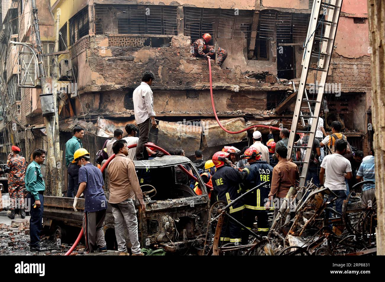 (190221) -- DACCA, 21 febbraio 2019 -- i soccorritori lavorano in un vigili del fuoco a Dacca, capitale del Bangladesh, 21 febbraio 2019. Almeno 81 persone sono state uccise giovedì dopo che un incendio devastante ha distrutto una serie di edifici nella vecchia parte della capitale bengalese Dhaka. Il Commissario della Divisione di Dacca, KM Ali Azam, ha detto a Xinhua di aver confermato le morti. Stringer) BANGLADESH-DACCA-INCENDIO-NUMERO DI MORTI Naim-ul-karim PUBLICATIONxNOTxINxCHN Foto Stock