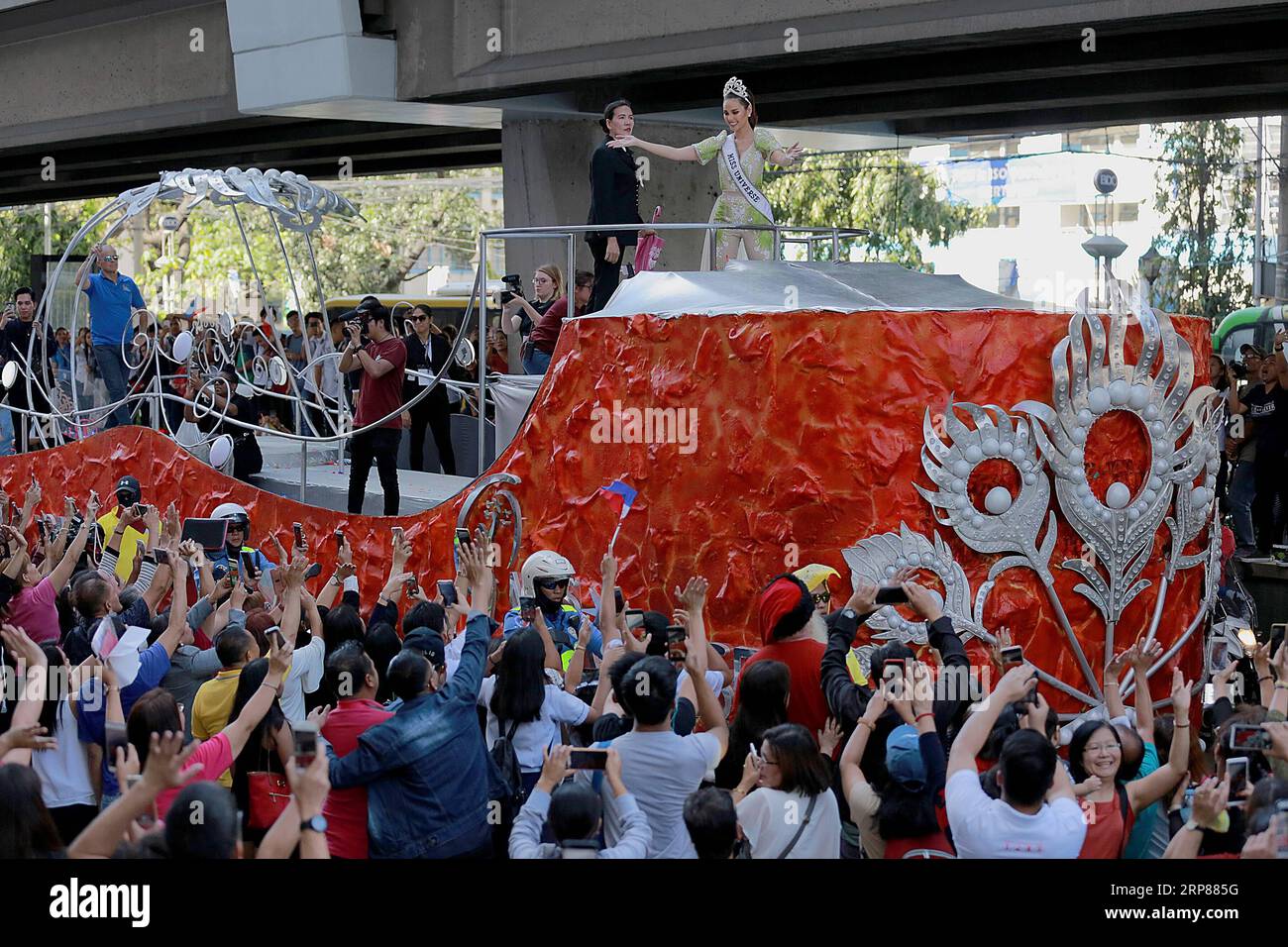 (190221) -- MANILA, 21 febbraio 2019 -- Miss Universo 2018 Catriona Gray gestisce ai suoi fan durante la sua grande parata di ritorno a Manila, nelle Filippine, 21 febbraio 2019. Gray ha vinto la 67a edizione di Miss Universo 2018 a Bangkok a dicembre. FILIPPINE-MANILA-MISS UNIVERSE-GRAND HOMECOMING PARADE ROUELLEXUMALI PUBLICATIONXNOTXINXCHN Foto Stock