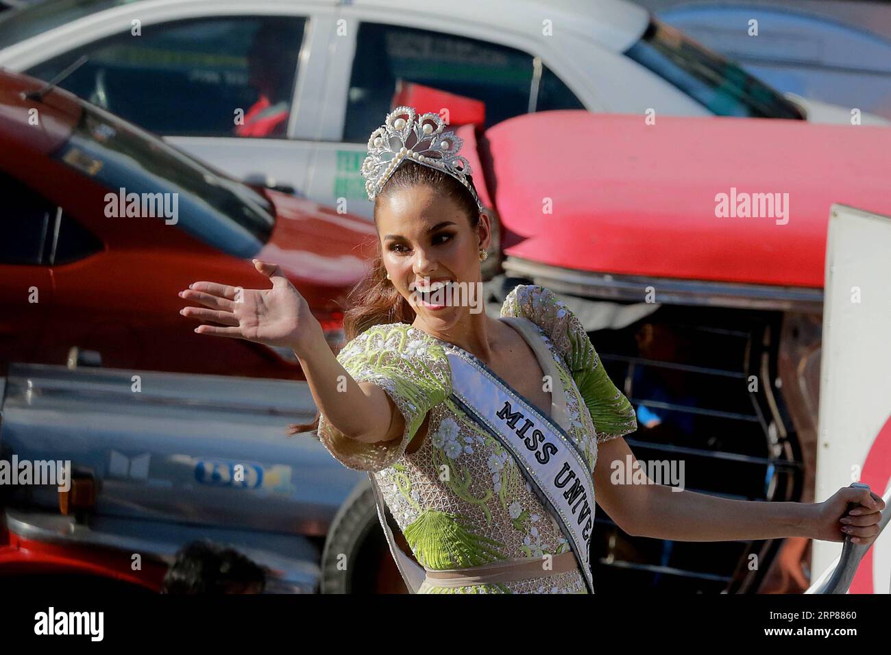(190221) -- MANILA, 21 febbraio 2019 -- Miss Universo 2018 Catriona Gray ondata ai suoi fan durante la sua grande parata di ritorno a Manila, nelle Filippine, 21 febbraio 2019. Gray ha vinto la 67a edizione di Miss Universo 2018 a Bangkok a dicembre. FILIPPINE-MANILA-MISS UNIVERSE-GRAND HOMECOMING PARADE ROUELLEXUMALI PUBLICATIONXNOTXINXCHN Foto Stock