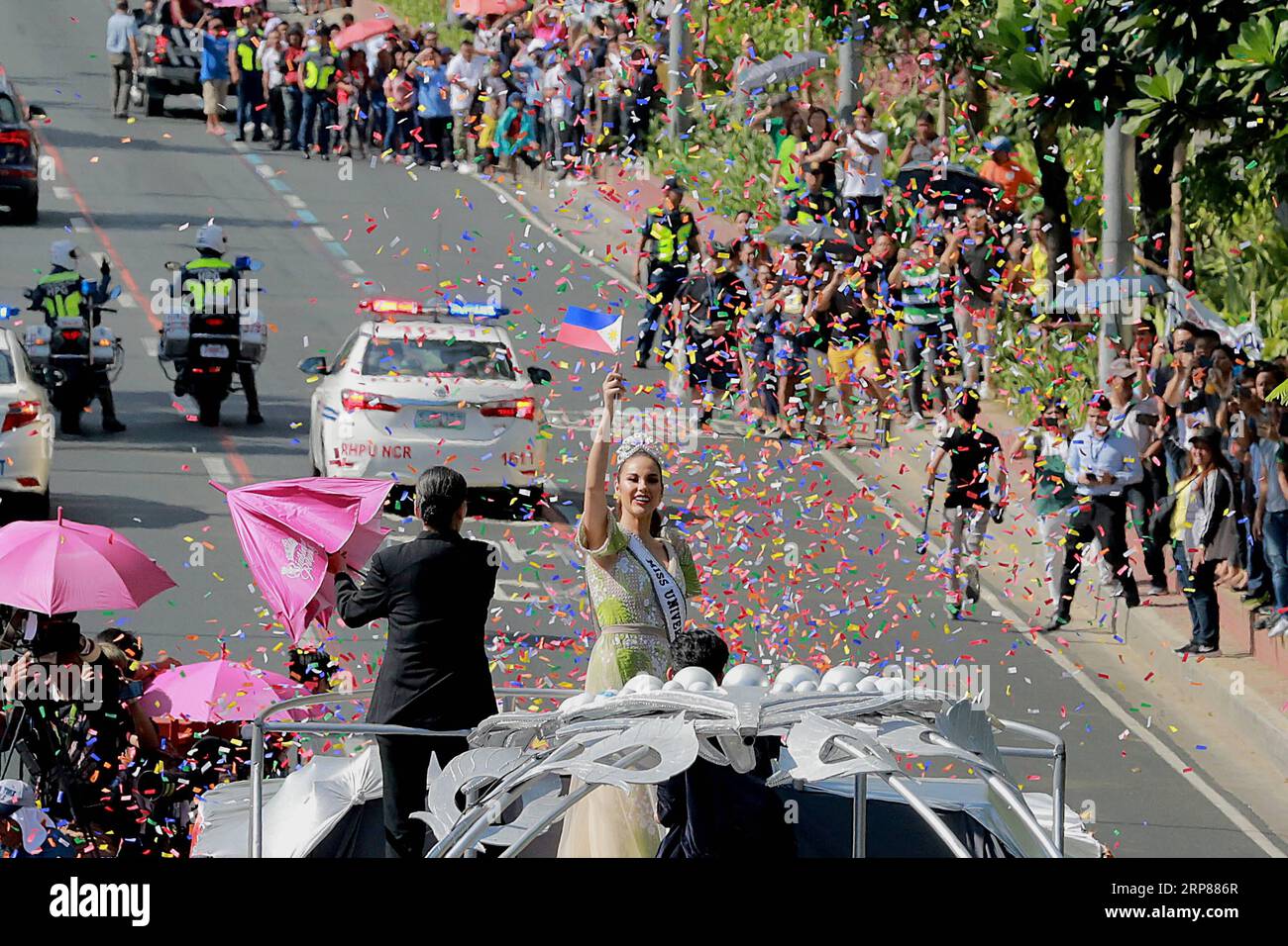 (190221) -- MANILA, 21 febbraio 2019 -- Confetti piove a Miss Universo 2018 Catriona Gray mentre si lancia ai suoi fan durante la sua grande parata di ritorno a Manila, nelle Filippine, 21 febbraio 2019. Gray ha vinto la 67a edizione di Miss Universo 2018 a Bangkok a dicembre. FILIPPINE-MANILA-MISS UNIVERSE-GRAND HOMECOMING PARADE ROUELLEXUMALI PUBLICATIONXNOTXINXCHN Foto Stock