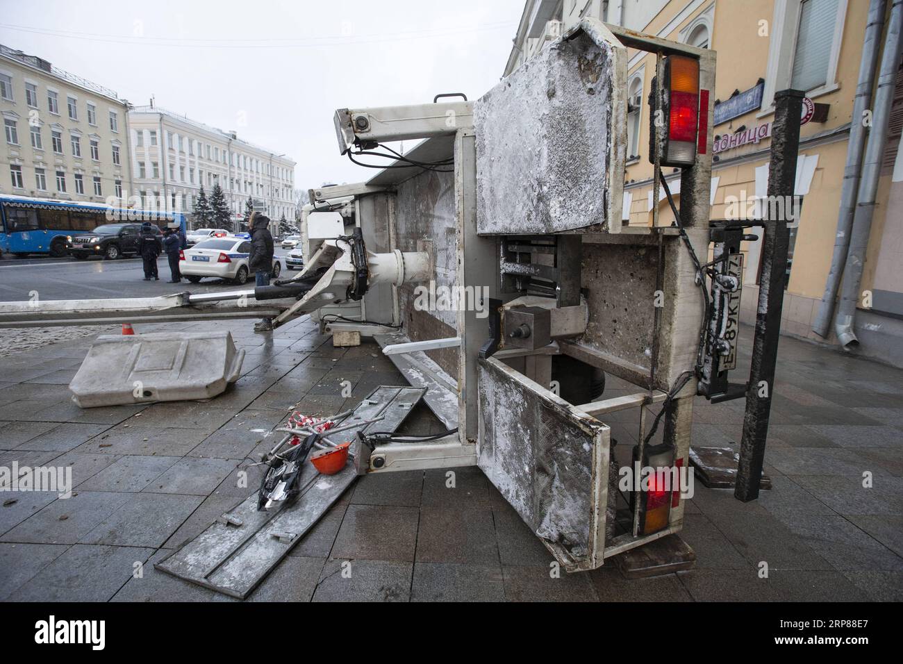 (190221) -- MOSCA, 21 febbraio 2019 -- Una gru caduta è vista in una strada nel centro di Mosca, in Russia, il 21 febbraio 2019. Due veicoli sono stati danneggiati dalla gru caduta qui giovedì. RUSSIA-MOSCA-INCIDENTE AlexanderxZemlianichenkoxJr PUBLICATIONxNOTxINxCHN Foto Stock
