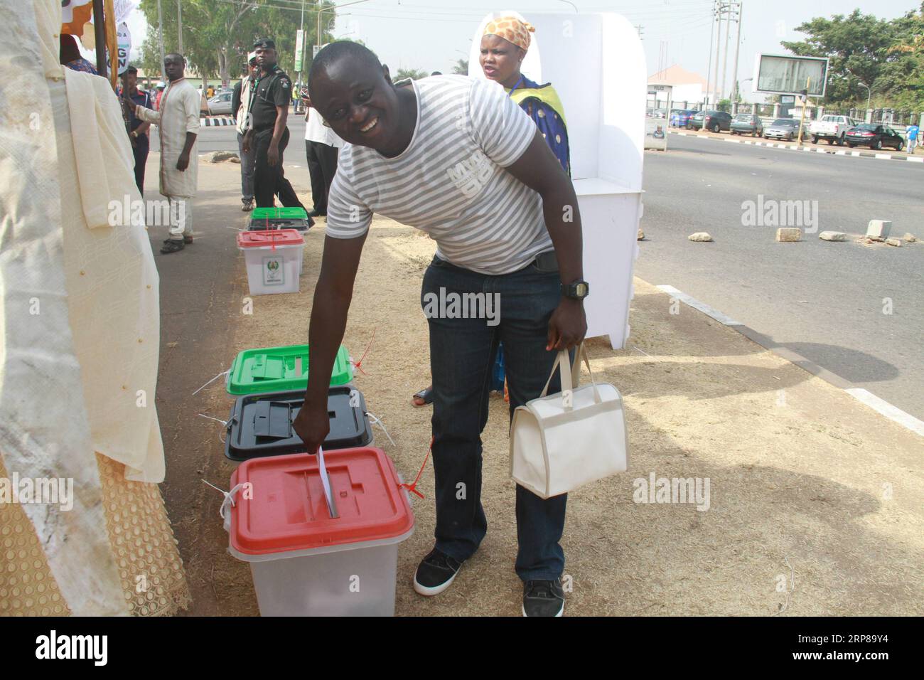 (190223) -- ABUJA, 23 febbraio 2019 (Xinhua) -- Un uomo lancia il suo voto in un collegio elettorale durante le elezioni presidenziali e dell'Assemblea nazionale ad Abuja, capitale della Nigeria, 23 febbraio 2019. Più di 72 milioni di nigeriani dovrebbero votare alle elezioni generali nel paese, secondo Mahmood Yakubu, il capo elettorale che ha detto in precedenza ai media. (Xinhua/Guo Jun) NIGERIA-ABUJA-ELEZIONI PUBLICATIONxNOTxINxCHN Foto Stock