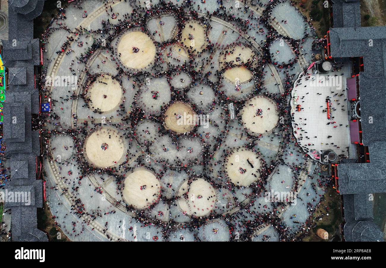 (190224) -- KAILI, 24 febbraio 2019 (Xinhua) -- foto aerea scattata il 24 febbraio 2019 mostra persone del gruppo etnico Miao che eseguono la danza lusheng nella città di Zhouxi, nella città di Kaili, nella provincia di Guizhou della Cina sud-occidentale. Le ragazze etniche Miao indossano abiti tradizionali ricamati e ornamenti in argento cantano e ballano al suono del lusheng, uno strumento a fiato di canne, per pregare per un buon raccolto. I Miao etnici si riuniscono a Gannangxiang per rallegrarsi della celebrazione annuale di Gannangxiang, una delle celebrazioni Miao lusheng più grandi e primitive della provincia di Guizhou. (Xinhua/Yang Foto Stock