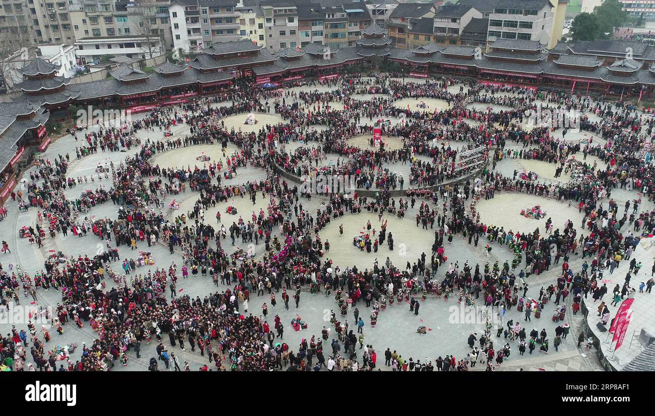 (190224) -- KAILI, 24 febbraio 2019 (Xinhua) -- foto aerea scattata il 24 febbraio 2019 mostra persone del gruppo etnico Miao che eseguono la danza lusheng nella città di Zhouxi, nella città di Kaili, nella provincia di Guizhou della Cina sud-occidentale. Le ragazze etniche Miao indossano abiti tradizionali ricamati e ornamenti in argento cantano e ballano al suono del lusheng, uno strumento a fiato di canne, per pregare per un buon raccolto. I Miao etnici si riuniscono a Gannangxiang per rallegrarsi della celebrazione annuale di Gannangxiang, una delle celebrazioni Miao lusheng più grandi e primitive della provincia di Guizhou. (Xinhua/Yang Foto Stock