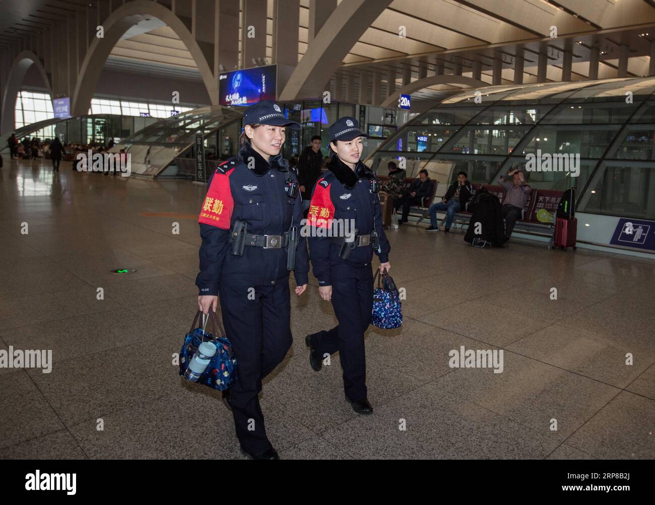 (190225) -- SHIJIAZHUANG, 25 febbraio 2019 -- Zhang Zi (L) e Wang lei vanno alle loro posizioni, alla stazione ferroviaria di Shijiazhuang nella provincia di Hebei nella Cina settentrionale, il 23 febbraio 2019. Durante la corsa di quest'anno al Festival di Primavera, Zhang Zi, un ufficiale di polizia ferroviaria di 32 anni, ha lavorato insieme al suo apprendista Wang lei, un ufficiale di 24 anni. Sono stati impegnati ad aiutare i passeggeri, a gestire le emergenze e a mantenere l'ordine alla stazione ferroviaria di Shijiazhuang. Questa è la seconda volta che la coppia lavora insieme durante la corsa di viaggio del Festival di Primavera. ) CHINA-SHIJIAZHUANG-POLICE-APPRENTICE (CN Foto Stock