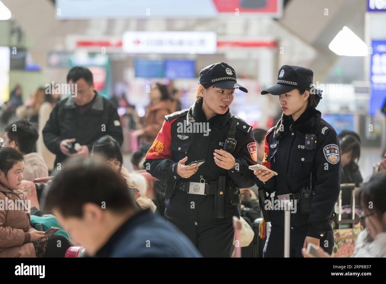 (190225) -- SHIJIAZHUANG, 25 febbraio 2019 -- Zhang Zi (2nd, R) guida Wang lei mentre pattuglia alla stazione ferroviaria di Shijiazhuang nella provincia di Hebei nella Cina settentrionale, il 23 febbraio 2019. Durante la corsa di quest'anno al Festival di Primavera, Zhang Zi, un ufficiale di polizia ferroviaria di 32 anni, ha lavorato insieme al suo apprendista Wang lei, un ufficiale di 24 anni. Sono stati impegnati ad aiutare i passeggeri, a gestire le emergenze e a mantenere l'ordine alla stazione ferroviaria di Shijiazhuang. Questa è la seconda volta che la coppia lavora insieme durante la corsa di viaggio del Festival di Primavera. ) CHINA-SHIJIAZHUANG-POLICE-APPRENTICE (CN Foto Stock