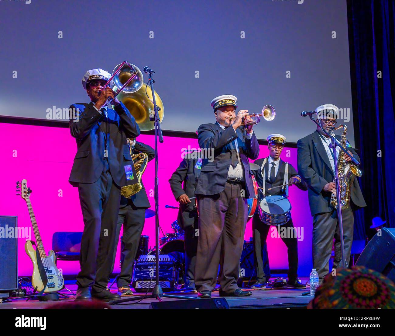 NEW ORLEANS, LOS ANGELES, USA - 1 SETTEMBRE 2023: I Treme Brass Band si esibiscono in un concerto per WWOZ sul palco del le Petit Theatre Foto Stock