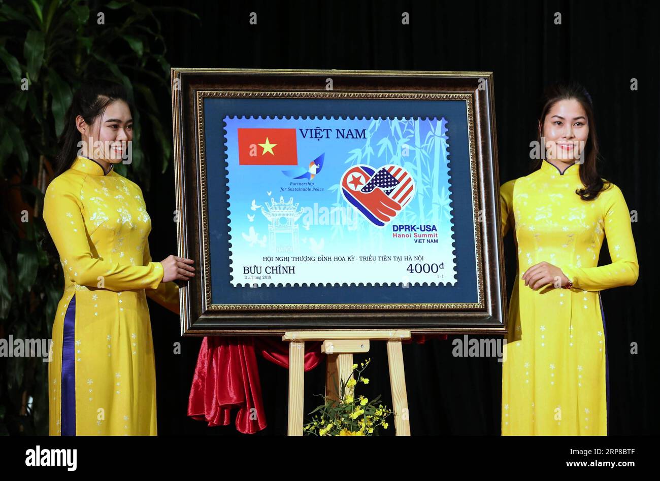 (190226) -- HANOI, 26 febbraio 2019 (Xinhua) -- Una speciale cerimonia di lancio del francobollo commemorativo del vertice della RPDC-USA si tiene ad Hanoi, in Vietnam, 26 febbraio 2019. (Xinhua/Wang Shen) VIETNAM-HANOI-SUMMIT-STAMP-LAUNCH CERIMONIE PUBLICATIONxNOTxINxCHN Foto Stock