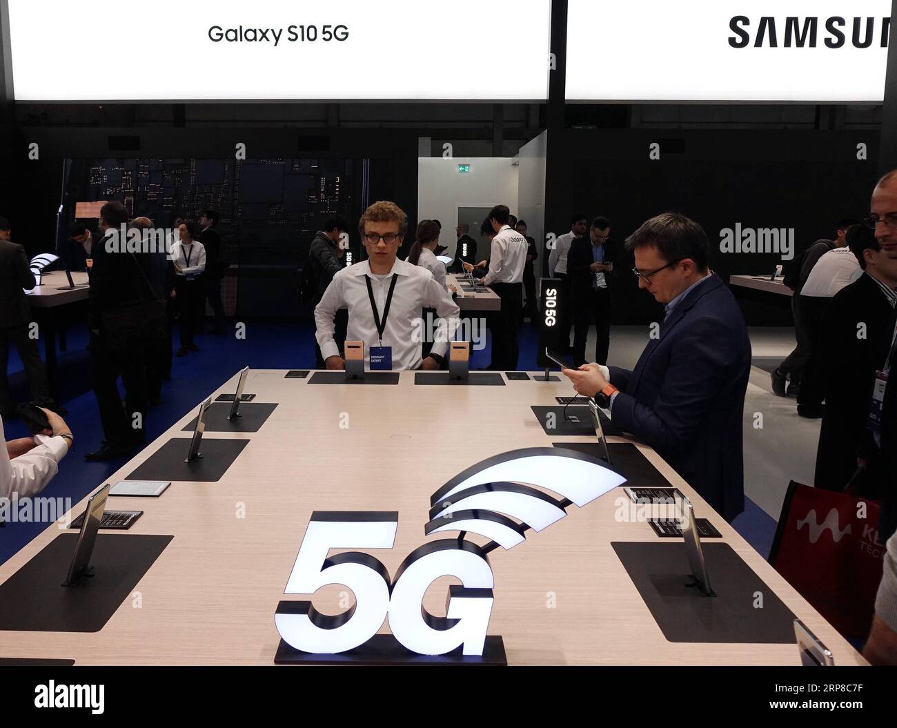 (190227) -- BARCELLONA, 27 febbraio 2019 (Xinhua) -- Samsung presenta il suo cellulare Galaxy S10 5G al Mobile World Congress (MWC 2019) a Barcellona, Spagna, 26 febbraio 2019. Il MWC 2019, di quattro giorni, ha aperto le porte lunedì, presentando i più recenti prodotti 5G dei giganti high-tech di tutto il mondo. (Xinhua/Guo Qiuda) SPAGNA-BARCELLONA-MOBILE WORLD CONGRESS-5G PUBLICATIONxNOTxINxCHN Foto Stock