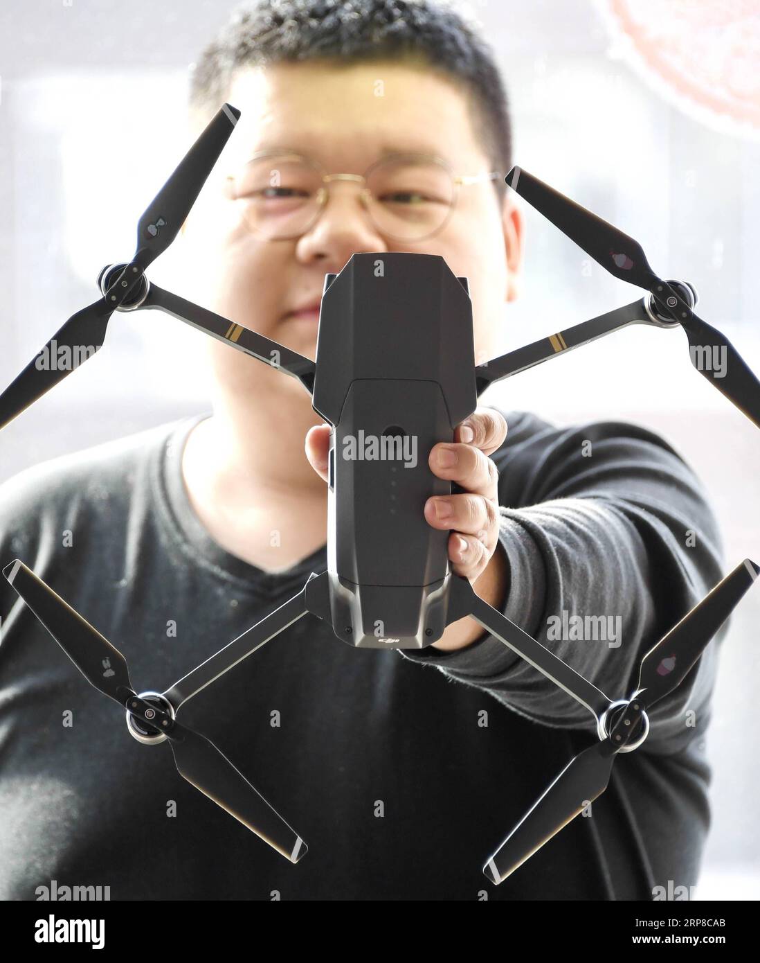 (190227) -- PECHINO, 27 febbraio 2019 (Xinhua) -- Un appassionato di droni mostra il suo drone, un aereo telecomandato, a Pechino, capitale della Cina, il 27 febbraio 2019. Pechino proibirà il volo di veicoli aerei bassi, lenti e piccoli intorno alle prossime sessioni annuali dei principali organi consultivi legislativi e politici cinesi a marzo. Il divieto, rivolto ai veicoli aerei e ai palloncini per lo sport, l'intrattenimento e la pubblicità, entrerà in vigore dal 3 marzo fino al giorno di chiusura della sessione annuale del Congresso Nazionale del popolo, secondo l'ufficio comunale di pubblica sicurezza. (Xinhua/ Foto Stock