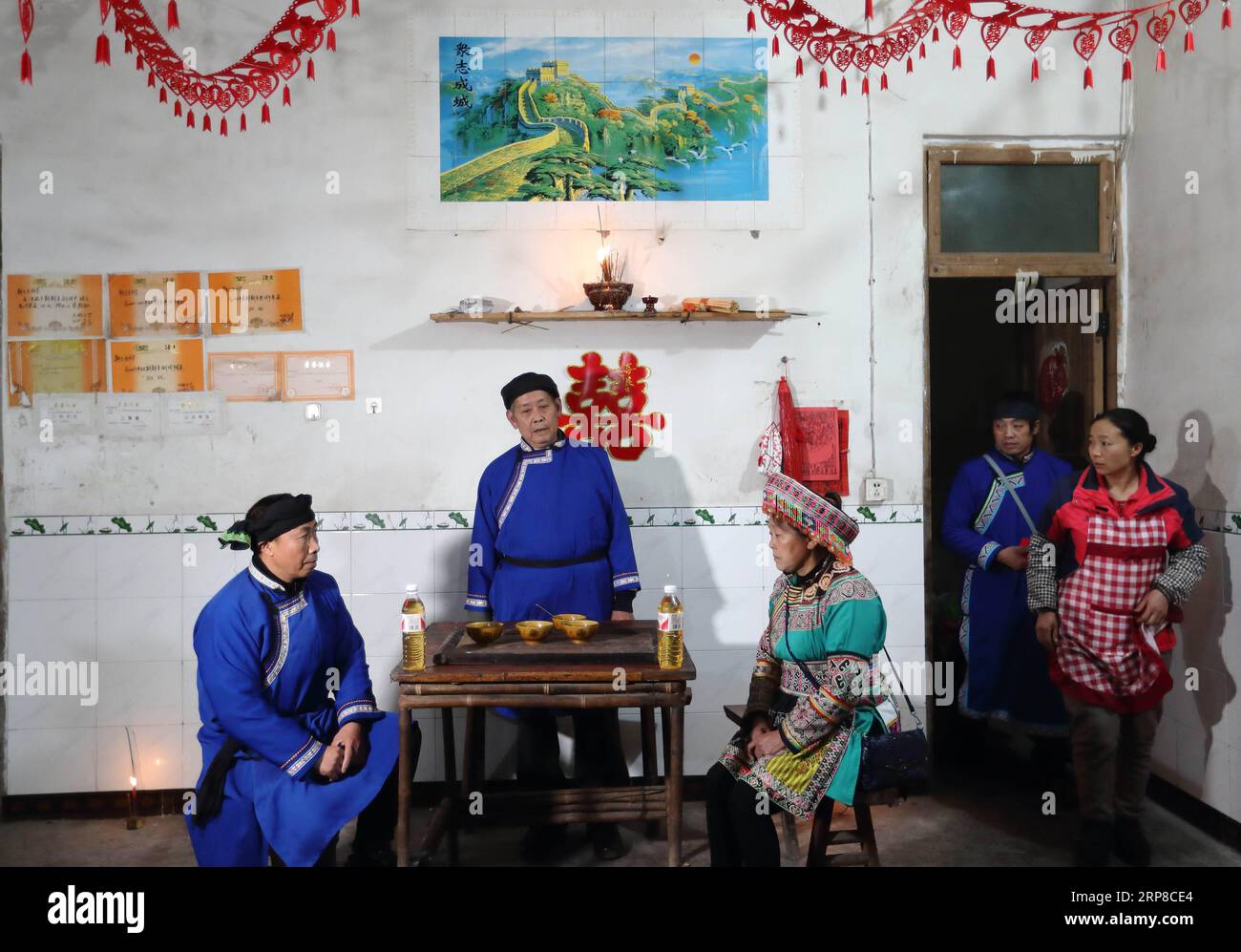 (190227) -- XINGWEN, 27 febbraio 2019 (Xinhua) -- la famiglia della sposa esegue un rituale per adorare gli antenati e si prepara a partire la mattina presto nella contea di Xingwen, nella provincia del Sichuan della Cina sud-occidentale, 26 febbraio 2019. Yang Yuqiao e Han Yujie, una coppia di etnia Miao, si legarono il nodo in stile tradizionale Miao nella contea di Wenxing, provincia del Sichuan della Cina sud-occidentale, 24-26 febbraio 2019. Yang Yuqiao, lo sposo di 25 anni, lavora come guida turistica nel Geoparco globale dell'UNESCO di Xingwen, e Han Yujie, la sposa di 23 anni, lavora come insegnante di educazione fisica nella cittadina di Dahe Miao nella contea di Xingwen. Durante il volontariato W Foto Stock