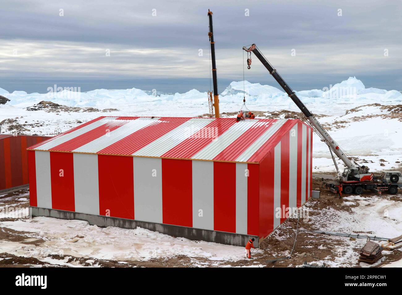 (190228) -- A BORDO DI XUELONG, 28 febbraio 2019 (Xinhua) -- la foto scattata l'8 febbraio 2019 mostra un nuovo garage in costruzione alla stazione di Zhongshan, una base di ricerca cinese in Antartide. Negli ultimi 30 anni, la stazione di Zhongshan è cresciuta fino a diventare una moderna città scientifica in Antartide e può fornire servizi logistici per aerei ad ala fissa, secondo la squadra di spedizione cinese. (Xinhua/Liu Shiping) STAZIONE ANTARTIDE-CHINA-ZHONGSHAN PUBLICATIONxNOTxINxCHN Foto Stock