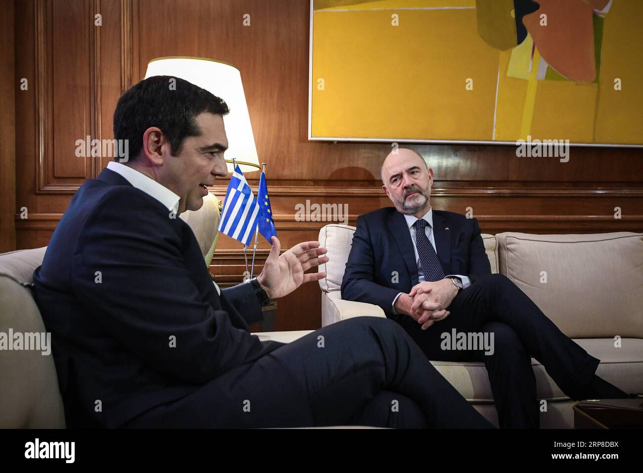 (190228) -- ATENE, 28 febbraio 2019 -- il primo ministro greco Alexis Tsipras (L) incontra il Commissario dell'UE per gli affari economici e finanziari Pierre Moscovici, ad Atene, Grecia, il 28 febbraio 2019. ) GRECIA-ATENE-PM-EU-MOSCOVICI-MEETING MARIOSXLOLOS PUBLICATIONXNOTXINXCHN Foto Stock