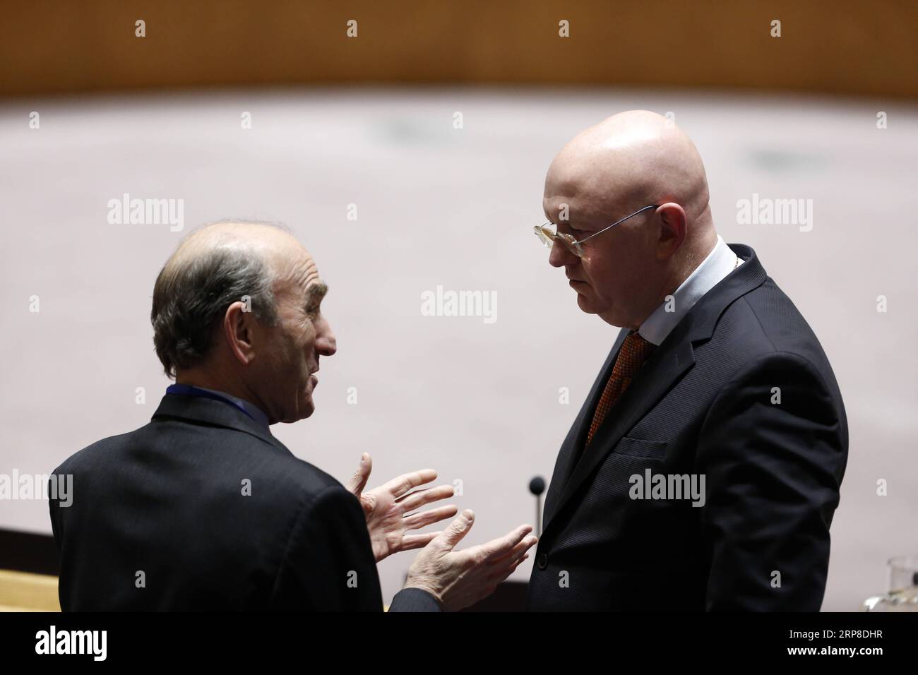 (190228) -- NAZIONI UNITE, 28 febbraio 2019 -- Elliott Abrams (L), Rappresentante speciale degli Stati Uniti per il Venezuela, colloqui con il Rappresentante permanente russo alle Nazioni Unite Vassily Nebenzia, prima di una riunione del Consiglio di sicurezza sul Venezuela, presso la sede delle Nazioni Unite a New York, 28 febbraio 2019. Giovedì il Consiglio di sicurezza delle Nazioni Unite non è riuscito ad adottare due progetti di risoluzione concorrenti sul Venezuela, sponsorizzati rispettivamente dagli Stati Uniti e dalla Russia. ) CONSIGLIO DI SICUREZZA DELLE NAZIONI UNITE-RISOLUZIONI-VENEZUELA-FALLIMENTO LIXMUZI PUBLICATIONXNOTXINXCHN Foto Stock