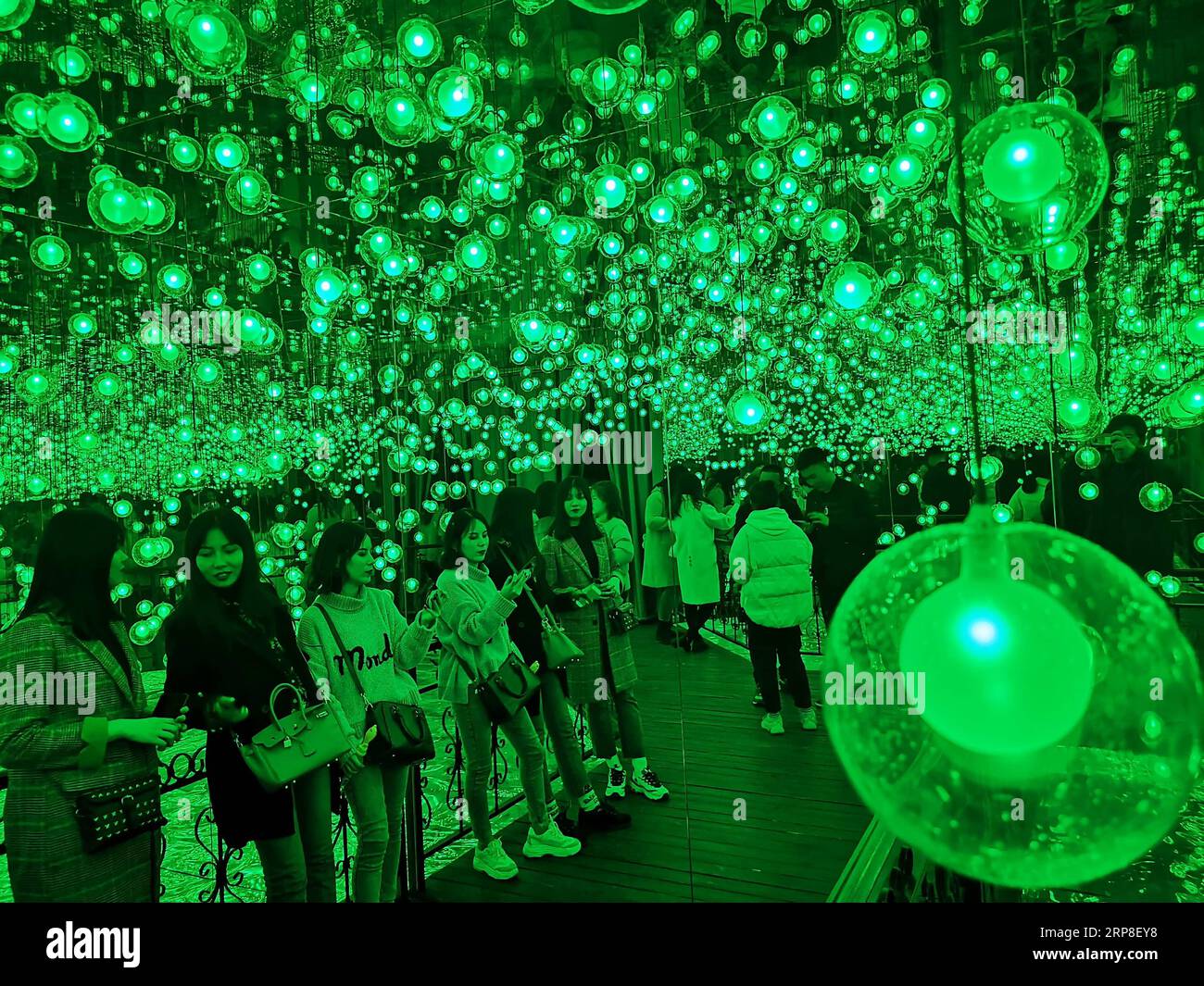 (190303) -- HARBIN, 3 marzo 2019 (Xinhua) -- i visitatori si divertono ad uno spettacolo di luci ad Harbin, capitale della provincia di Heilongjiang della Cina nord-orientale, 2 marzo 2019. (Xinhua/Xu Congjun) CHINA-HEILONGJIANG-HARBIN-LIGHT SHOW (CN) PUBLICATIONxNOTxINxCHN Foto Stock