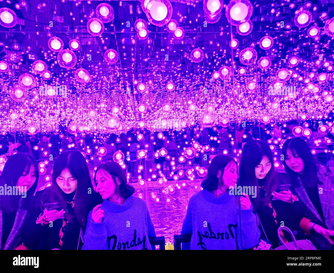 (190304) -- PECHINO, 4 marzo 2019 (Xinhua) -- i visitatori si divertono durante uno spettacolo di luci ad Harbin, capitale della provincia di Heilongjiang della Cina nord-orientale, 2 marzo 2019. (Xinhua/Xu Congjun) XINHUA FOTO DEL GIORNO PUBLICATIONxNOTxINxCHN Foto Stock