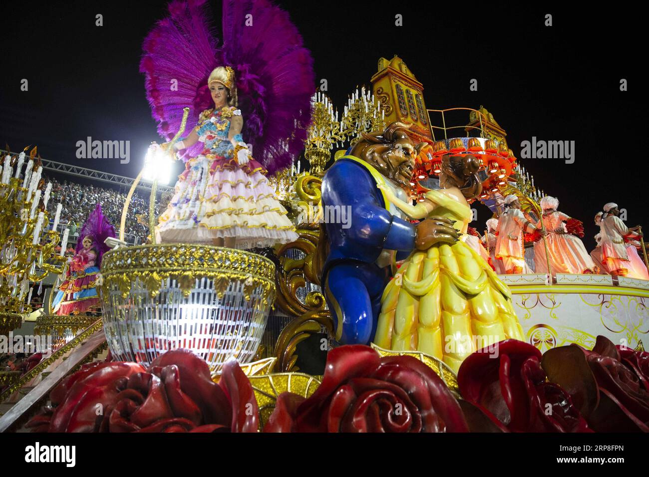 (190304) -- RIO DE JANEIRO, 4 marzo 2019 -- i rivelatori della scuola di samba Unidos do Viradouro assistono alle sfilate del Carnevale di Rio 2019 al Sambadrome di Rio de Janeiro, Brasile, il 3 marzo 2019. La sfilata della scuola di samba speciale gruppo è iniziata domenica. ) BRASILE-RIO DE JANEIRO-CARNEVALE-PARATA LIXMING PUBLICATIONXNOTXINXCHN Foto Stock
