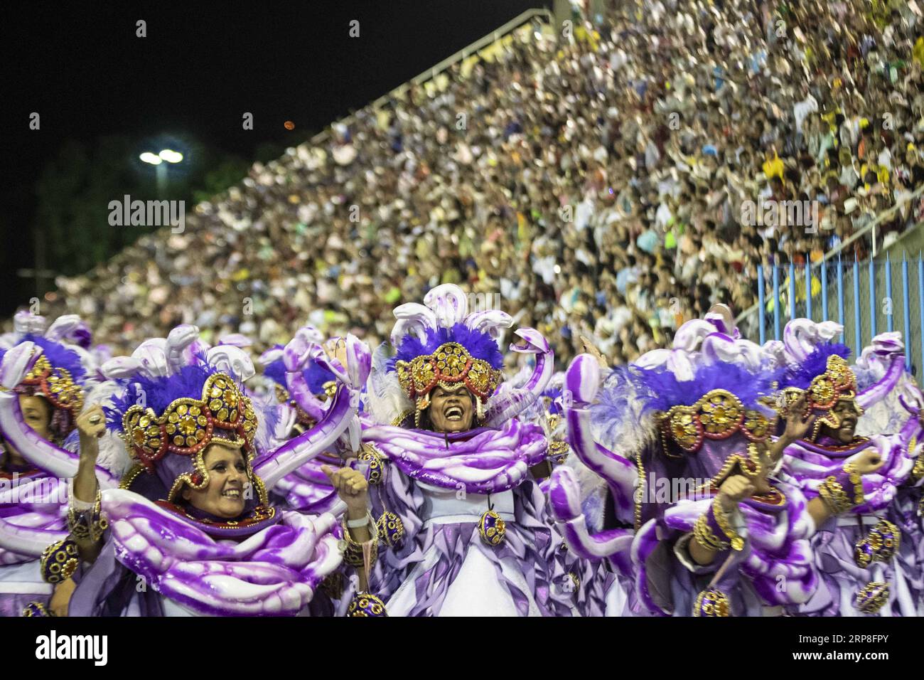 (190304) -- RIO DE JANEIRO, 4 marzo 2019 -- i rivelatori della scuola di samba Unidos do Viradouro assistono alle sfilate del Carnevale di Rio 2019 al Sambadrome di Rio de Janeiro, Brasile, il 3 marzo 2019. La sfilata della scuola di samba speciale gruppo è iniziata domenica. ) BRASILE-RIO DE JANEIRO-CARNEVALE-PARATA LIXMING PUBLICATIONXNOTXINXCHN Foto Stock