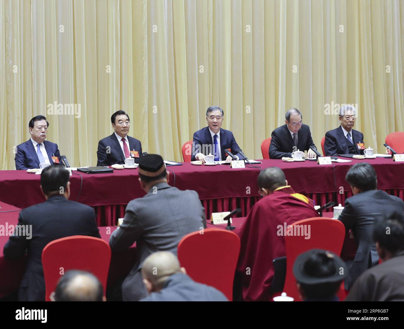 (190304) -- PECHINO, 4 marzo 2019 -- Wang Yang, membro del comitato permanente dell'Ufficio politico del Comitato centrale del Partito Comunista Cinese (PCC) e presidente del Comitato nazionale della Conferenza politica consultiva del popolo cinese (CPPCC), partecipa a una discussione con i consiglieri politici degli ambienti religiosi alla seconda sessione del 13° Comitato Nazionale del CPPCC a Pechino, capitale della Cina, 4 marzo 2019. ) (DUE SESSIONI)DISCUSSIONE CINA-PECHINO-WANG YANG-CPPCC-PANEL (CN) YAOXDAWEI PUBLICATIONXNOTXINXCHN Foto Stock