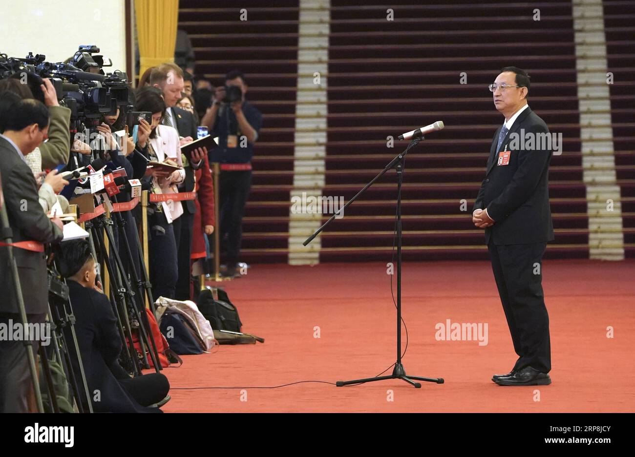 (190308) -- PECHINO, 8 marzo 2019 -- il Ministro della Cultura e del Turismo della Cina Luo Shugang riceve un'intervista dopo la seconda riunione plenaria della seconda sessione del XIII Congresso Nazionale del popolo presso la sala grande del popolo di Pechino, capitale della Cina, 8 marzo 2019. ) (DUE SESSIONI)CINA-PECHINO-NPC-MINISTRI-INTERVISTA (CN) WANGXYUGUO PUBLICATIONXNOTXINXCHN Foto Stock