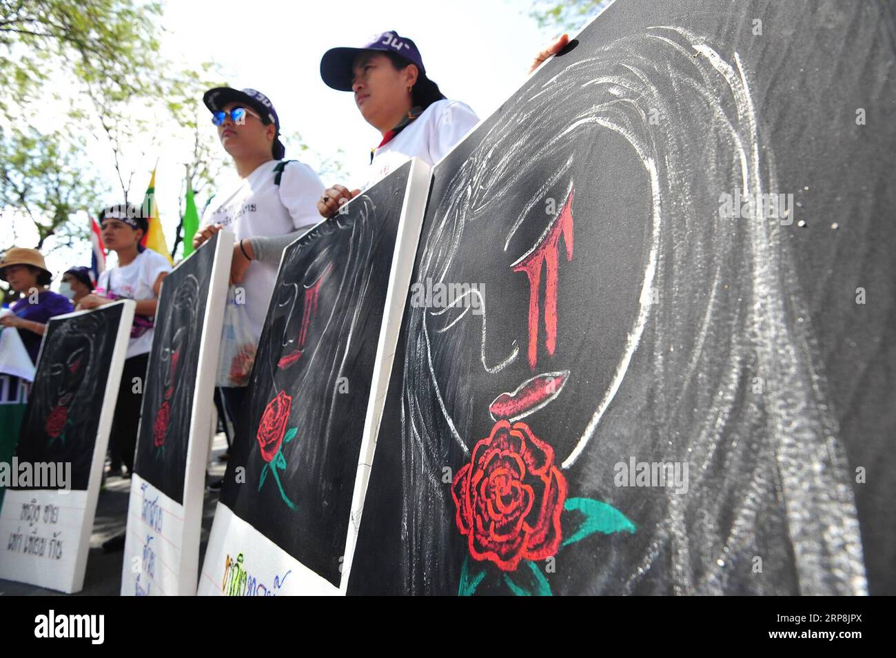 (190308) -- BANGKOK, 8 marzo 2019 -- le lavoratrici tailandesi fanno foto per chiedere pari diritti alle donne davanti all'ufficio delle Nazioni Unite in occasione della giornata internazionale della donna a Bangkok, in Thailandia, 8 marzo 2019. Migliaia di lavoratrici tailandesi si sono riunite presso l'ufficio delle Nazioni Unite e hanno marciato verso la camera del governo per chiedere migliori condizioni di lavoro e pari diritti. ) TAILANDIA-BANGKOK-INTERNATIONAL WOMEN'S DAY-PARADE RACHENXSAGEAMSAK PUBLICATIONXNOTXINXCHN Foto Stock