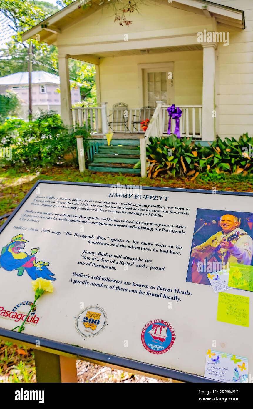 La casa d'infanzia di Jimmy Buffett è raffigurata il 2 settembre 2023 a Pascagoula, Mississippi. I fan hanno lasciato fiori dalla sua morte il 1 settembre 2023. Foto Stock