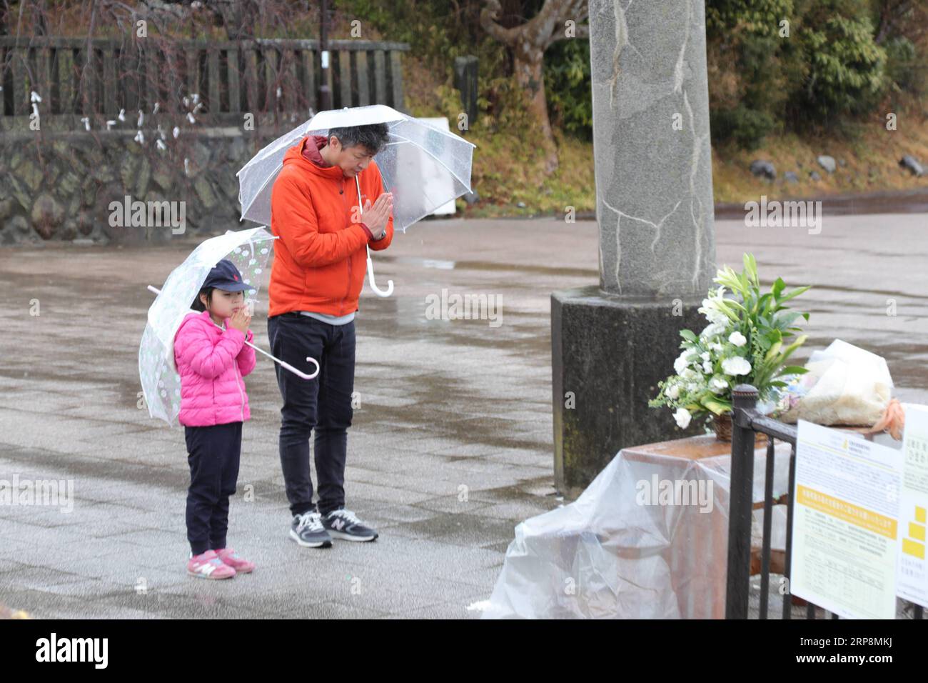 (190311) -- MIYAGI, 11 marzo 2019 (Xinhua) -- i cittadini piangono per le vittime del terremoto e dello tsunami del 2011 nella città di Ishinomaki della prefettura di Miyagi, Giappone, 11 marzo 2019. Lunedì si sono tenute cerimonie in tutto il Giappone per celebrare l'ottavo anniversario di un potente tsunami innescato dal terremoto, che ha cancellato aree della costa nord-orientale della nazione e innescato la peggiore crisi nucleare dal disastro di Chernobyl del 1986. (Xinhua/ma Caoran) GIAPPONE-DISASTRO-TERREMOTO-ottavo ANNIVERSARIO PUBLICATIONxNOTxINxCHN Foto Stock