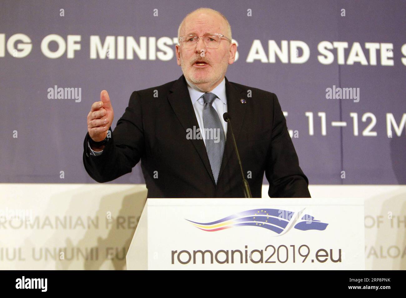 (190313) -- BUCAREST, 13 marzo 2019 -- il primo vicepresidente della Commissione europea Frans Timmermans interviene durante una conferenza stampa a Bucarest, in Romania, il 12 marzo 2019. Il futuro quadro finanziario pluriennale dell'Unione europea (UE) deve rispondere sia alle priorità dell'UE sia alle nuove sfide inaspettate, ha affermato martedì Timmermans. ) ROMANIA-BUCAREST-EU-BUDGET CristianxCristel PUBLICATIONxNOTxINxCHN Foto Stock